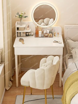 Спальня, Современная Простая небольшая квартира, Мини-простой письменный стол, встроенный комод.